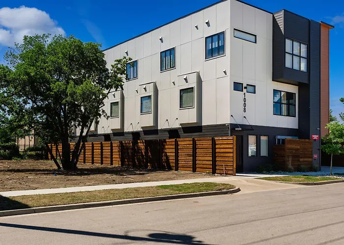 Stunning New Modern Magnolia Townhome Сasa de vacaciones Fort Worth
