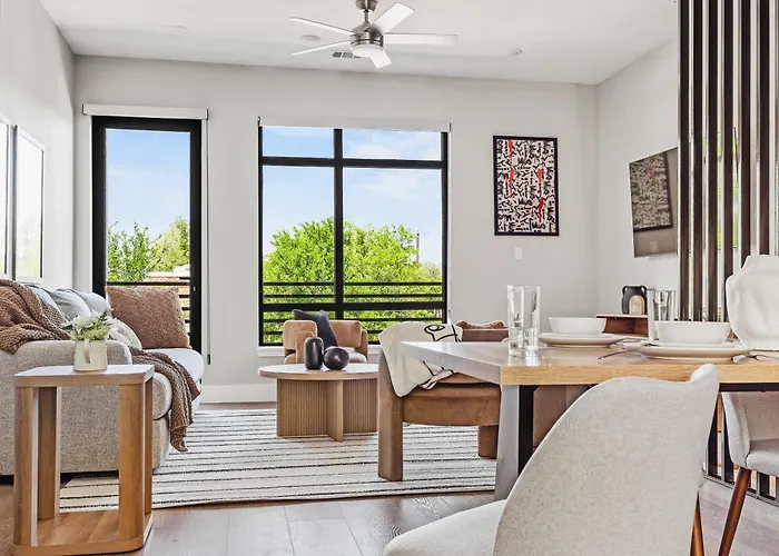 Сasa de vacaciones Stunning New Modern Magnolia Townhome *