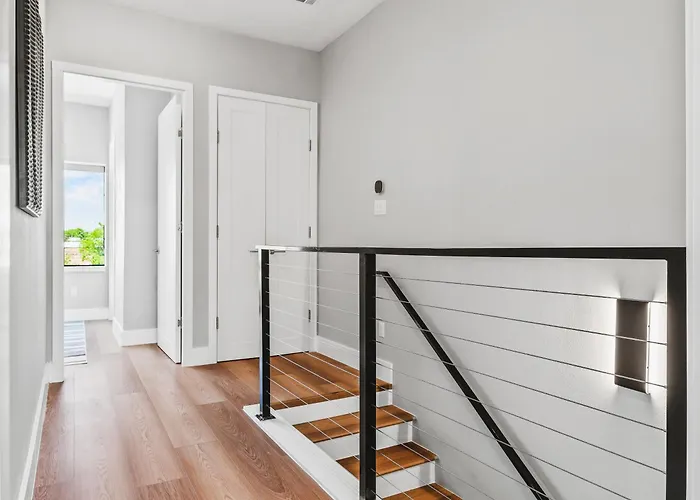 Stunning New Modern Magnolia Townhome Сasa de vacaciones