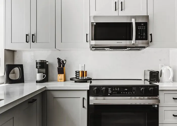 Сasa de vacaciones Stunning New Modern Magnolia Townhome