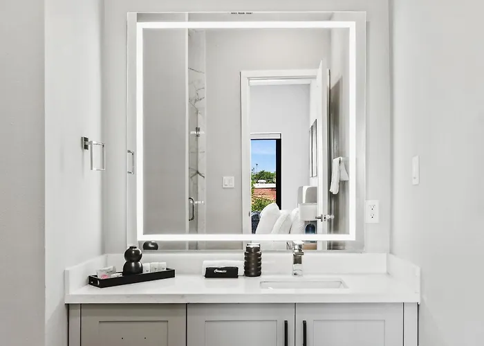 Stunning New Modern Magnolia Townhome Сasa de vacaciones