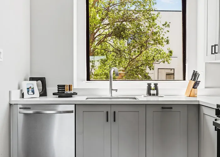 Stunning New Modern Magnolia Townhome Сasa de vacaciones