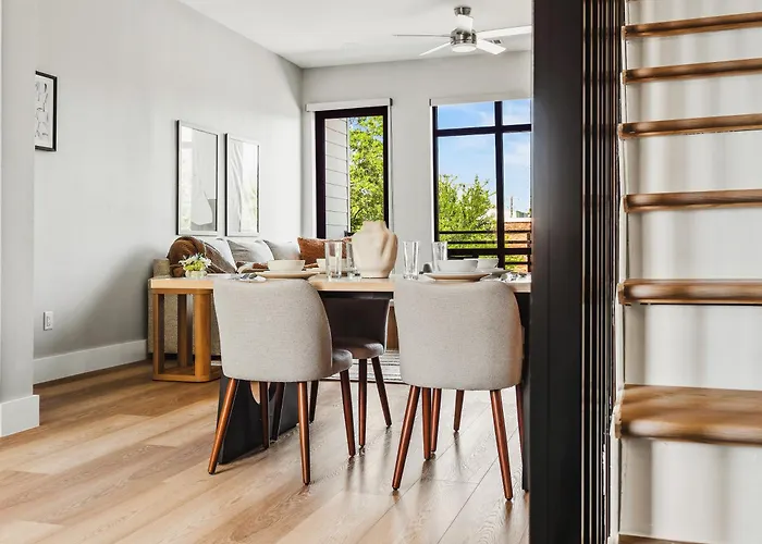 Stunning New Modern Magnolia Townhome Сasa de vacaciones Fort Worth