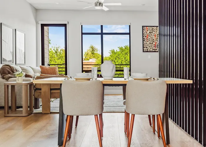 Stunning New Modern Magnolia Townhome Сasa de vacaciones
