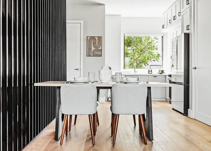 Сasa de vacaciones Stunning New Modern Magnolia Townhome