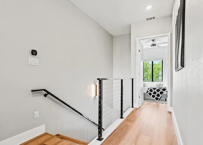 Сasa de vacaciones Stunning New Modern Magnolia Townhome