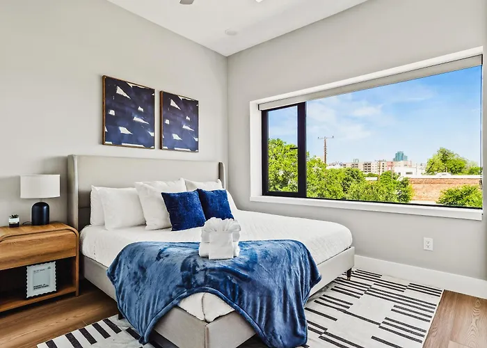 Stunning New Modern Magnolia Townhome Сasa de vacaciones *