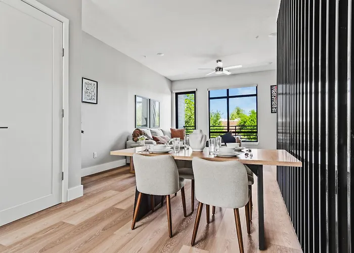 Сasa de vacaciones Stunning New Modern Magnolia Townhome